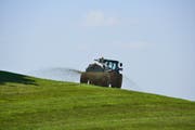 Die Bauern - im Bild ein Landwirt beim Düngen - sehen sich zu Unrecht an den Pranger gestellt. (Bild: Keystone)