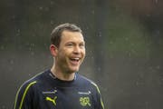 Trotz Regenwetter scheint für ihn die Sonne: Stephan Lichtsteiner ist wieder im Aufgebot von Vladimir Petkovic. (Bild: Keystone)