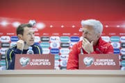 Stephan Lichtsteiner und Vladimir Petkovic an einer Medienkonferenz am 22. März 2019. (Bild: Ennio Leanza/Kestone)