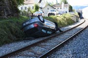 Das Unfallfahrzeug blockierte den Bahnverkehr. (Bild: Kapo SG)