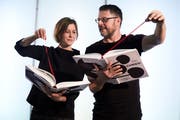Caroline Lötscher und Ueli Kleeb mit ihrem Buch über die Zuger Chriesigeschichte. (Bild: Jakob Ineichen, Zug, 18. Januar 2018)