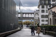 Ein «starkes städtisches Ensemble» laut Heinz Wirz im Luzerner Stadtzentrum: Migros-Gebäude (links), Schweizerhof (hinten) und Matthäuskirche (rechts). (Bild: Nadia Schärli, Luzern, 25. September 2019)