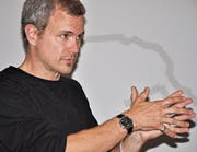 Michael Schaad, Projektleiter Öffentlichkeitsarbeit der Vogelwarte Sempach, referierte im Buchserhof-Saal über die Aussagekraft des Monitorings der heimischen Brutvögel.Bild:PD