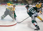 Oltens Daniel Eigenmann erzielt auf kuriose Weise das 4:2 zu Beginn des Schlussdrittels. Bild: Marc Schumacher/Freshfocus