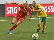 Ana-Maria Crnogorcevic trifft gegen Litauen vom Penaltypunkt (Bild: KEYSTONE/WALTER BIERI)