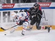 Harter Fight zwischen Maxim Noreau (links) von den Lions und dem Luganesen Jani Lajunen (Bild: KEYSTONE/Ti-Press/PABLO GIANINAZZI)