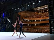 Zwei Tänzerinnen auf der Bühne der Genfer Oper. Gleich zweimal setze sich die Feuerlöschanlage in dieser Woche in Gang - ohne Brand. (Bild: Keystone/MARTIAL TREZZINI)