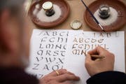 An einem Workshop lernen Teilnehmer, kunstvoll zu schreiben. (Bild: Urs Bucher)