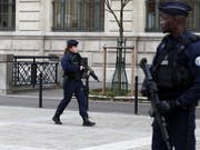 Einsatzkräfte sichern das Pariser Polizeihauptquartier auf der Île de la Cité im Zentrum von Paris. (Bild: KEYSTONE/EPA/IAN LANGSDON)