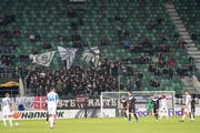 Das sind alle Fans von Dynamo Kiew, die am Donnerstagabend für das Europa-League-Spiel gegen den FC Lugano, in den Kybunpark angereist sind. 97 Fans an der Zahl. (Bild: Claudio Thoma/freshfocus)