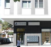 Der Schriftzug verweist auf den Holdingsitz im ersten Stock der Bahnhofstrasse 22 in Buchs. (Bild: Hanspeter Thurnherr)