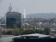 Der Turm des Westschweizer Fernsehens RTS in Genf. Der Umzug der Nachrichtenabteilung nach Lausanne ist laut RTS-Direktor Pascal Crittin definitiv. (Bild: Keystone/MARTIAL TREZZINI)