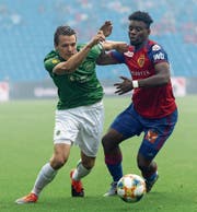 Lukas Görtler gegen Afimico Pululu beim St.Galler 2:1-Sieg in Basel im Sommer. (Bild: Georgios Kefalas/Keystone)