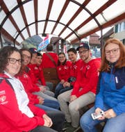 Die Geehrten werden in einer Kutsche durchs Dorf gefahren. Im Vordergrund die Schützinnen Marina Schnider (links) und Nina Christen. (Bild: Ruedi Wechsler, Wolfenschiessen, 3. Oktober 2019)