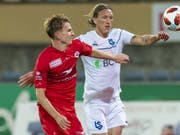 Der Winterthurer Nils von Niederhäusern (links) und Lausannes Norweger Per-Egil Flo im Kampf um den Ball (Bild: KEYSTONE/MARTIAL TREZZINI)