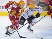 Duell der Topskorer: Langnaus Harry Pesonen (links) gegen Luganos Luca Fazzini (Bild: KEYSTONE/MARCEL BIERI)