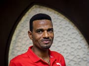 Der Schweizer Marathonläufer Tadesse Abraham posiert während einer Pressekonferenz in Doha (Bild: KEYSTONE/JEAN-CHRISTOPHE BOTT)