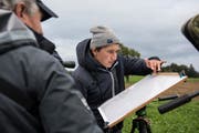 Nicola Haltinger von Kriens Natur notiert alle Zugvögel, die die Gruppe beobachtet und bestimmt hat, auf einer Tafel. (Bild: Dominik Wunderli, Kriens, 5. Oktober 2019)