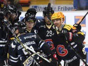 Ein seltenes Bild: Jubelnde Freiburger beim Sieg gegen Rapperswil-Jona (Bild: KEYSTONE/ANTHONY ANEX)