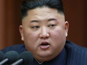 Schafft es, im Fokus der Weltmedien zu bleiben - und die Aufmerksamkeit der USA beziehungsweise von deren Präsident Trump zu binden: der nordkoreanische Despot Kim Jong Un. Welche von beiden Verhandlungsseiten im Atompoker es wirklich ernst meint. scheint schwer erkennbar. (Bild: KEYSTONE/EPA KCNA)