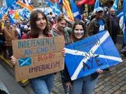 Schottland soll von London getrennte und eigene Wege gehen - dafür sind in der Hauptstadt Edinburgh Zehntausende auf die Strasse gegangen. In Umfragen ist derzeit sowieso die Mehrheit für eine Abspaltung vom Vereinigten Königreich - nach 212 Jahren (1707 hatte man sich mit England vereinigt). (Bild: KEYSTONE/EPA/ROBERT PERRY)