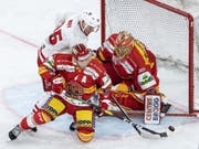 Die Bieler Defensive muss sich hier gegen Lausannes Tyler Moy wehren (Bild: KEYSTONE/PETER SCHNEIDER)