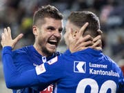 Pascal Schürpf beglückwünscht Darian Males zu seinem ersten Tor in der Super League (Bild: KEYSTONE/PETER SCHNEIDER)