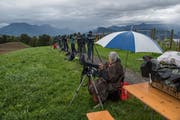 Ein von Bird Life organisierter Anlass auf dem Sonnenberg bietet Ornithologie-Interessierten die Möglichkeit, die Zugvögel bei ihrem Weg in den Süden zu beobachten. (Bild: Dominik Wunderli, 5. Oktober 2019, Kriens)