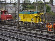 Mit dem Sauglaster auf einem Flachwagen sammelten SBB-Mitarbeiter den verschmutzten Schotter am Freitag in Zollikofen minutiös auf. (Bild: KEYSTONE/PETER KLAUNZER)