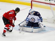 Nico Hischier (links) scheitert an Winnipegs Torhüter Laurent Brossoit - eine Szene mit Symbolcharakter in dieser Partie. New Jersey verlor nach einer 4:0-Führung mit 4:5 nach Verlängerung (Bild: KEYSTONE/FR171374 AP/NOAH K. MURRAY)