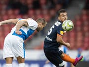 Danijel Subotic köpfelt hier zum 2:0 für GC gegen Wil ein. Wils Lindrit Kamberi kann nicht eingreifen (Bild: KEYSTONE/CHRISTIAN MERZ)