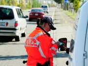 Laut der Stadtpolizei Winterthur ist am Samstagabend in Wülflingen ZH ein 85-Jähriger bei einem Verkehrsunfall ums Leben gekommen. (Bild: KEYSTONE/STEFFEN SCHMIDT)