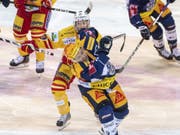 Ein Kampf auf Biegen und Brechen: Zugs Gregory Hofmann (vorne) gegen Biels Stefan Ulmer (Bild: KEYSTONE/URS FLUEELER)