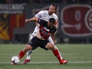 Xamax' Goalgetter Raphaël Nuzzolo (vorne) im Kampf mit Anthony Sauthier (Bild: KEYSTONE/PETER KLAUNZER)