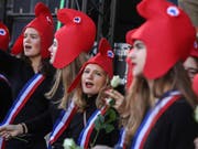 Eher konservative Frauen protestieren in Paris. Sie tragen die sogenannte Freiheitsmütze (phrygische Mütze) der Jakobiner der Französischen Revolution, die in der politischen Ikonografie Frankreichs und ganz Europas zum Symbol demokratischer und republikanischer Gesinnung wurde. (Bild: KEYSTONE/AP/RAFAEL YAGHOBZADEH)
