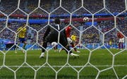 Der Moment der Ernüchterung. Emil Forsberg schiesst im WM-Achtelfinal das 1:0 für Schweden gegen die Schweiz. (Bild: Keystone)