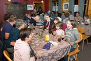 Beim Singen des Lieds «Äs Puuräbiäbli» herrschte ausgelassene Stimmung. (Bild: Christof Hirtler, Göscheneralp, 5. Oktober 2019)