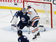 Gaëtan Haas, im Bild während eines Vorbereitungsspiels gegen Winnipeg, erzielte im zweiten NHL-Spiel den ersten Skorerpunkt (Bild: KEYSTONE/AP The Canadian Press/JOHN WOODS)