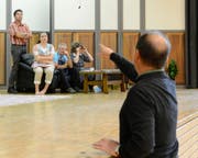 Regisseur Kaspar Vetsch erteilt für «s’Jubiläum» einer Gruppe von Schauspielern Anweisungen. Bild: Hansruedi Rohrer