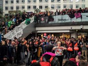Aktivisten haben am Samstag ein Einkaufszentrum in Paris besetzt und teils für chaotische Zustände gesorgt. (Bild: KEYSTONE/AP/RAFAEL YAGHOBZADEH)