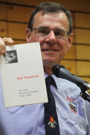René Engel zeigt die erste Festschrift aus dem Jahr 1969. (Bild: gw, Erstfeld, 5. Oktober 2019)