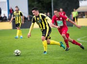 Emmenbrückes Arbenit Kameraj (links) läuft dem Hergiswiler Luca Mombelli davon.Bild: Eveline Beerkircher (Emmenbrücke, 5. Oktober 2019)