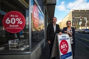 Brigitta und Christian Muff vor ihrer Bijouterie im Krienser Zentrum. (Bild: Dominik Wunderli, 3. Oktober 2019)