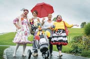 Golfer und Nichtgolfer: Christine Lienhard (mit Schrim), Präsidentin der Stiftung Lebensfreude und Renata Riebli, Initiantin des Benefizgolfturnieres, umrahmt von Clowninnen Sissi und Trudi. (Bild: Andrea Stalder)