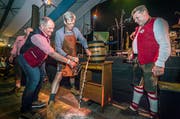 Beim Fassanstich am Frauenfelder Oktoberfest gesternAbend gab es nichts zu zählen.Kaum führt Stadtpräsident Anders Stokholm den ersten Schlag, sprudelt es aus dem Zapfhahn. Kurt Moor von «Schützengarten» (li.) füllt den ersten Humpen, sekundiert von Wiesnwirt Urs Schnyder (r.). Und schon tanzt die Festgemeinde wieder auf dem Bänken. (Bild: Andrea Stalder)