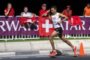 Tadesse Abraham am Marathon in Doha. (Bild: KEYSTONE/Jean-Christophe Bott, 6. Oktober 2019)