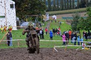 Ein Motocross-Fahrer kämpft sich über die aufgeweichte Strecke in Anetswil. (Bild: Christoph Heer)