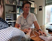Dr. Küngolt Bietenhard, Präsidentin des Ärztevereins Werdenberg Sarganserland, beim Blutdruckmessen in ihrer Praxis in Gams. Bild: Hanspeter Thurnherr