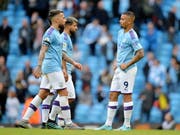 Enttäuschte Gesichter: Manchester City verliert den Anschluss an Leader Liverpool (Bild: KEYSTONE/EPA/PETER POWELL)
