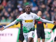 Denis Zakaria freut sich über sein frühes 1:0 gegen Augsburg (Bild: KEYSTONE/AP DPA/MARIUS BECKER)